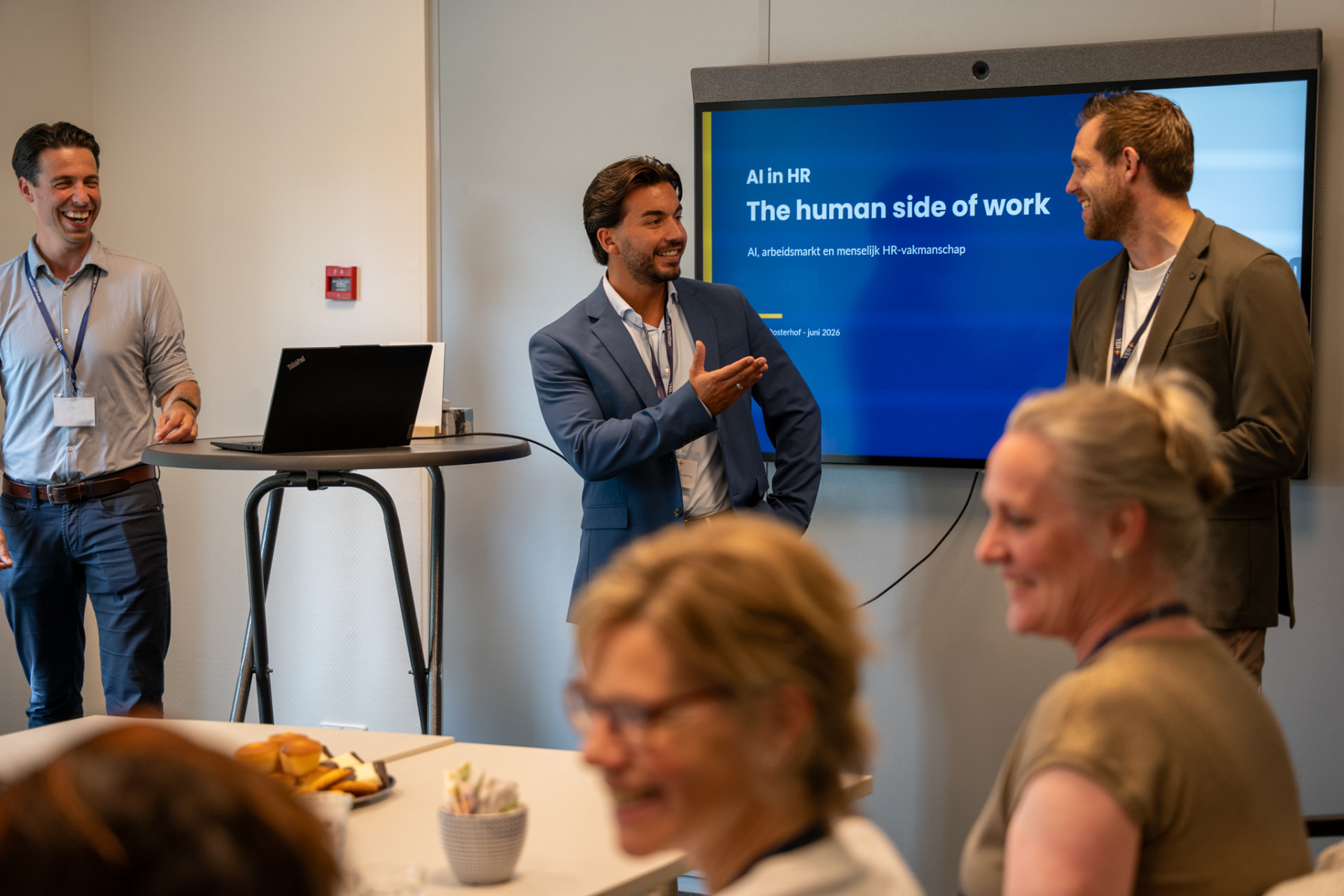 Floris geeft een training over de menselijke kant van werk aan een groep professionals